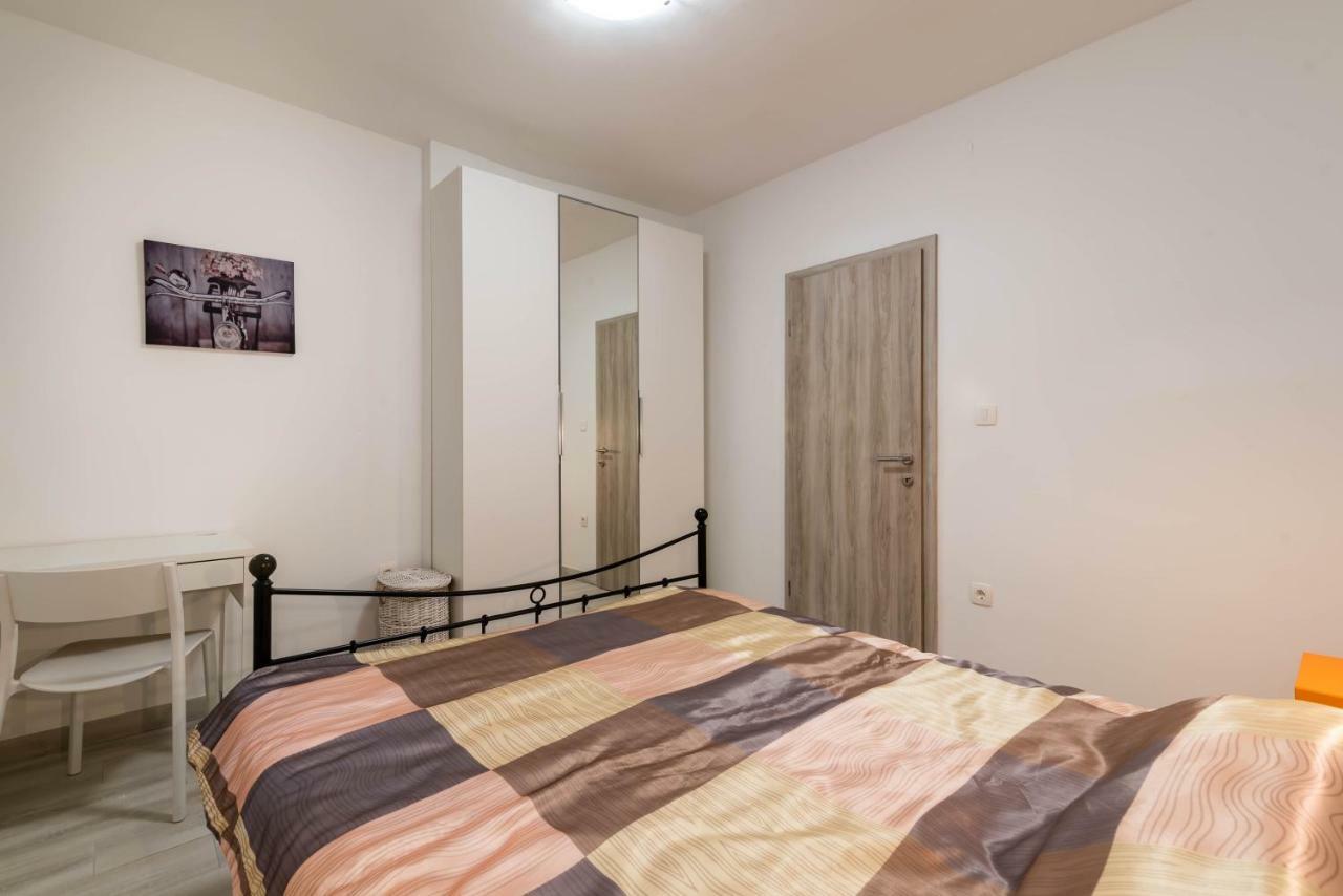 Apartman Paola Apartment พูลา ภายนอก รูปภาพ